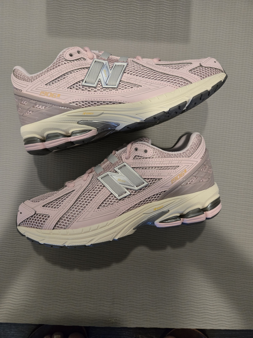 New Balance 1906 Womens 8.5/Youth 7  Shoes NWT